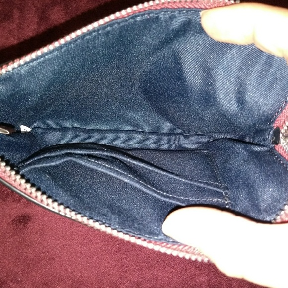 ⭐SALE⭐ PRICE FIRM Coach Lace Heart Corner Wristlet - Picture 4 of 7